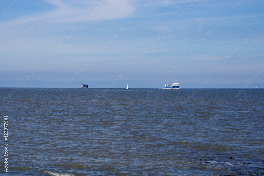 Schiffe in der Nordsee bei Cuxhaven