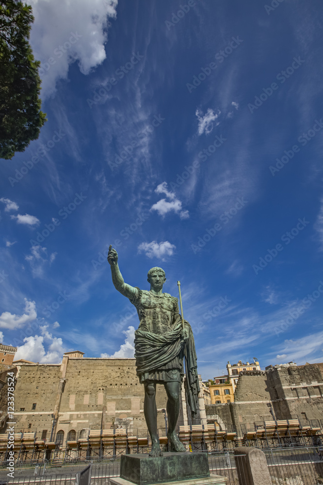 Fototapeta premium Caesar Octavian Augustus Statue in front of Ancient Trajan's Mar