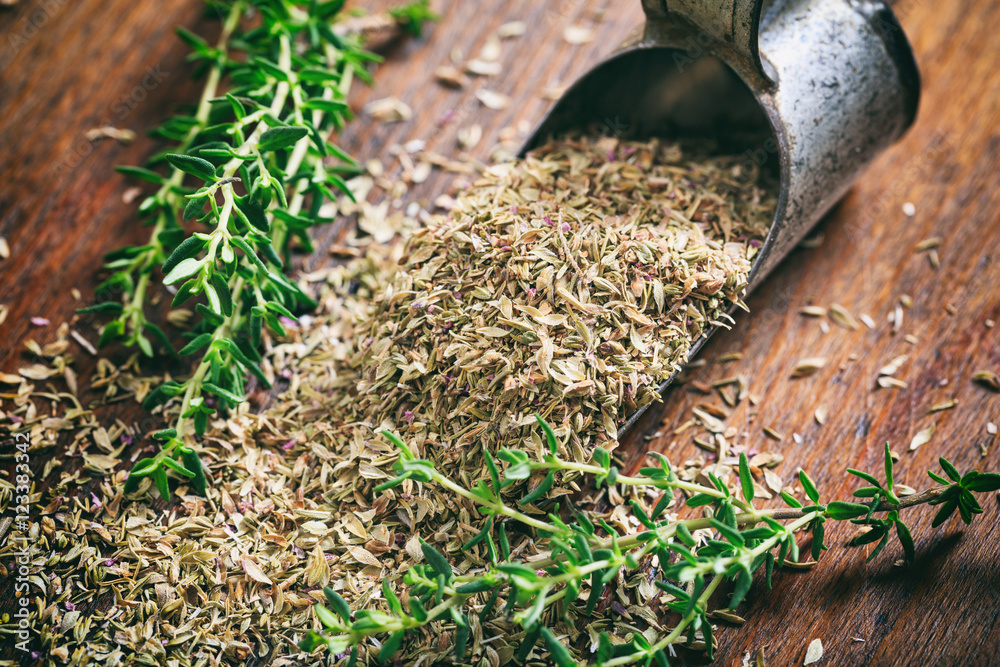 Fresh and dried thyme on a wooden table - obrazy, fototapety, plakaty 