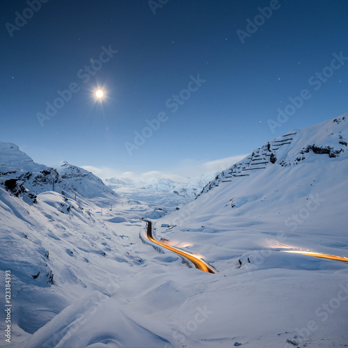 Vollmondnacht in den Alpen im Winter mit Sternenhimmel am Julierpass, Graubünden, Schweiz