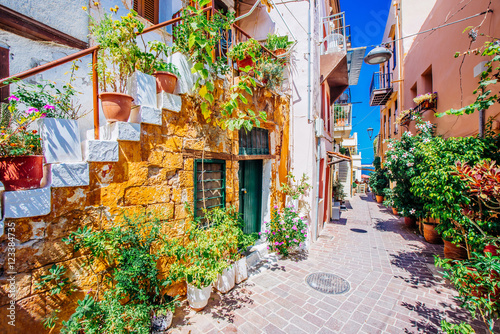 Fototapeta Pictoresque śródziemnomorska ulica z schodkami i kwiatów garnkami, Chania, wyspa Crete, Grecja