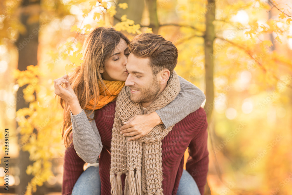 Fototapeta premium Pärchen verliebt im Wald