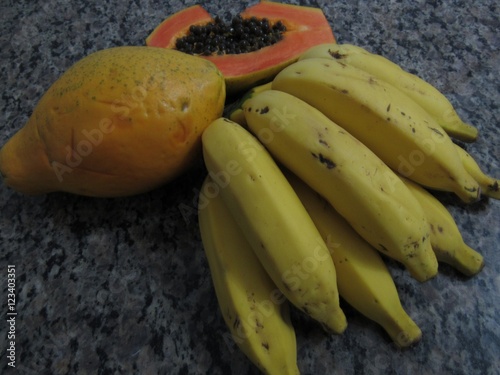 Frutas sobre a mesa. photo