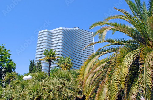 Фрагмент современного отеля среди пальм © Alexander Zamaraev