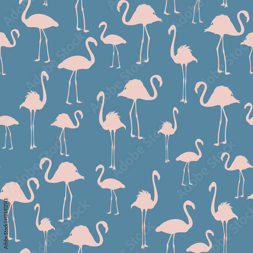 mozaika-z-flamingow-na-niebieskim-tle