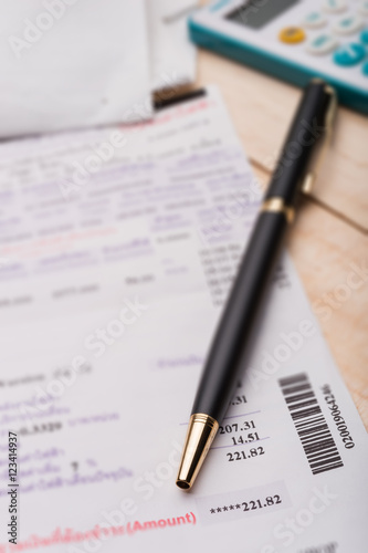 Obraz na płótnie Pen on bill w salonie