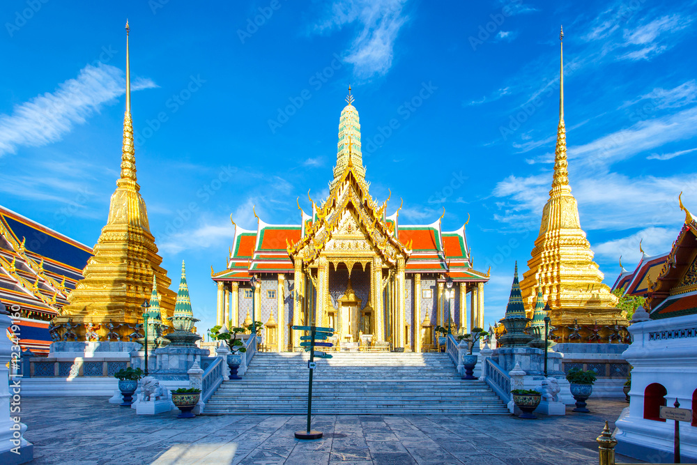 Obraz premium Wat Phra Kaew Ancient temple in bangkok Thailand