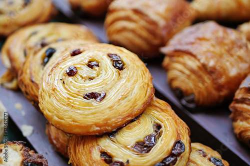 raisin roll in bakery, delicious bread pastry photo