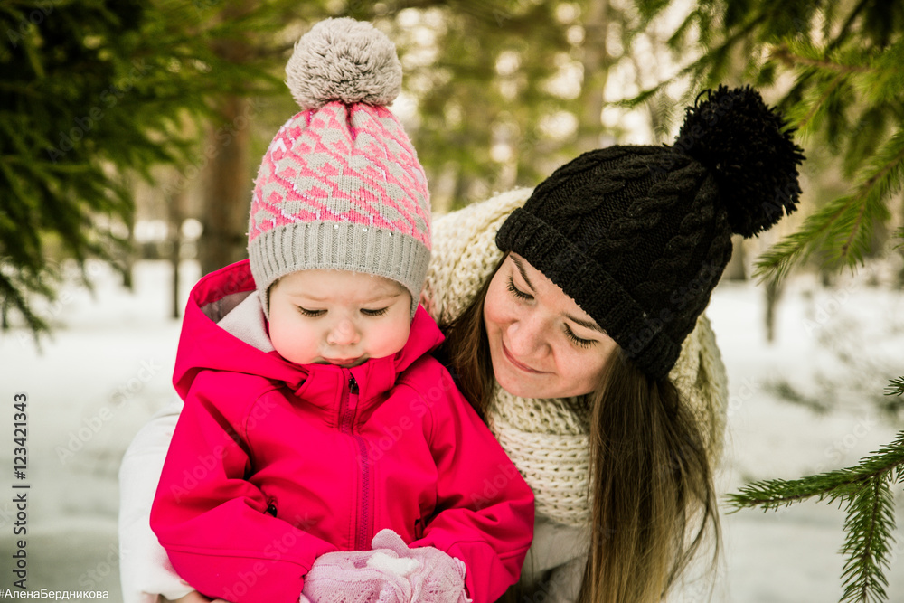 Obraz premium walk mom and daughter in the woods
