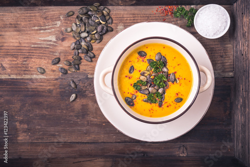 Kürbis Suppe mit Kürbiskernen und Chiliflocken photo