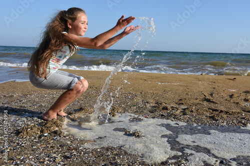 игра с водой на море 