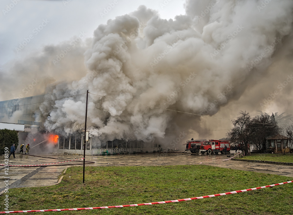 Fire and strong smoke
