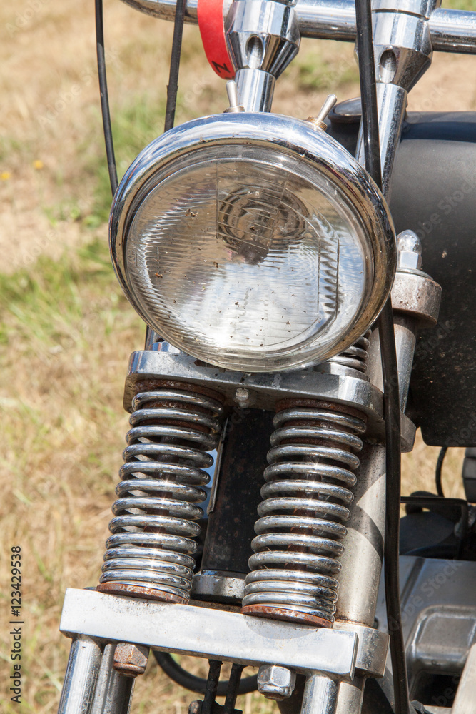Fototapeta premium Avant et phares de moto en gros plan