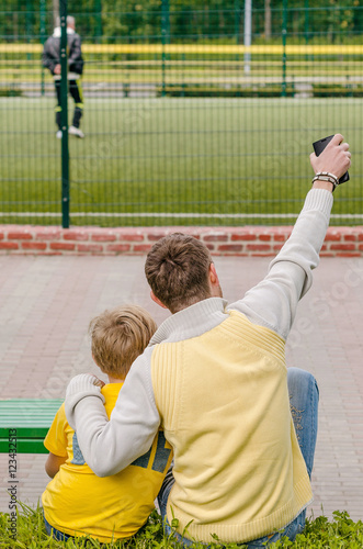 Εκτύπωση καμβά man is spending time with his nephew