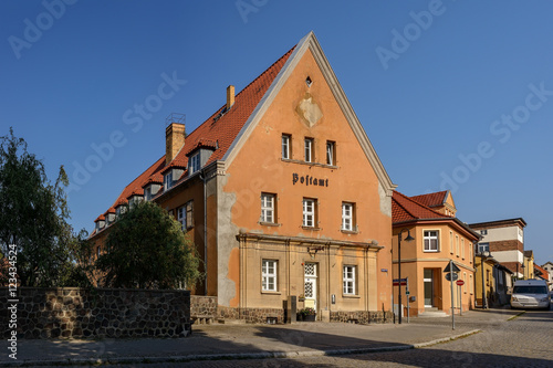 Fototapeta Naklejka Na Ścianę i Meble -  Denkmalgeschütztes historisches Postamt in Fürstenberg/Havel