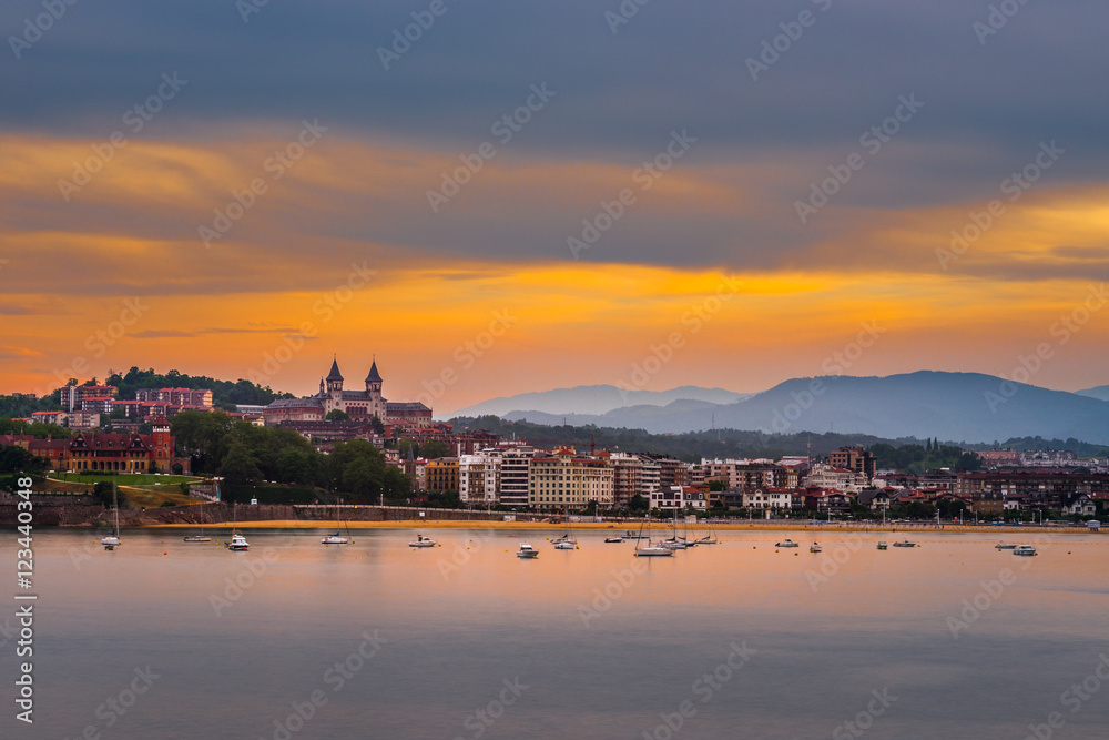 Fototapeta premium Zatoka San Sebastian o zachodzie słońca, Kraj Basków (Hiszpania)
