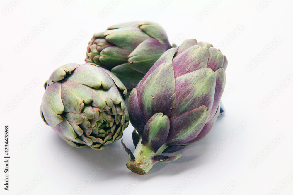 Fototapeta premium drei Artischocken auf weißem Papier