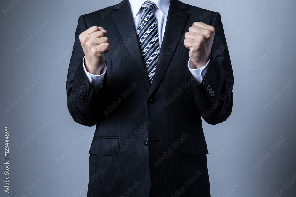 スーツを着ているビジネスマン、ガッツポーズ