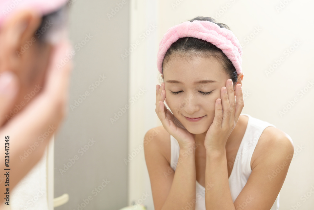 スキンケアをする女性 スキンケアをする女性