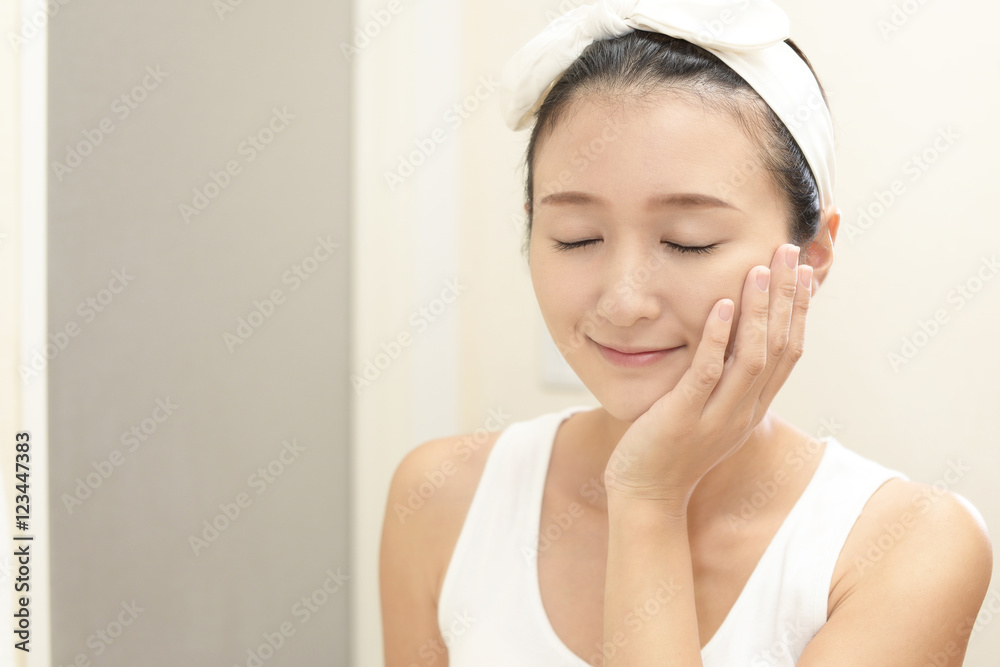 スキンケアをする女性 スキンケアをする女性