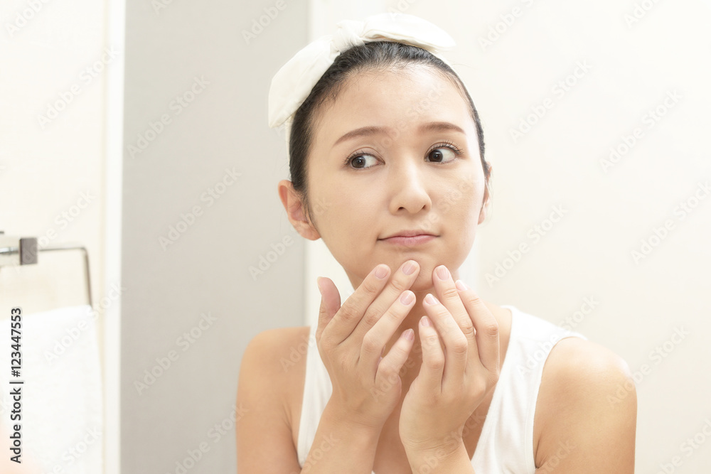 肌荒れが気になる女性 肌荒れが気になる女性