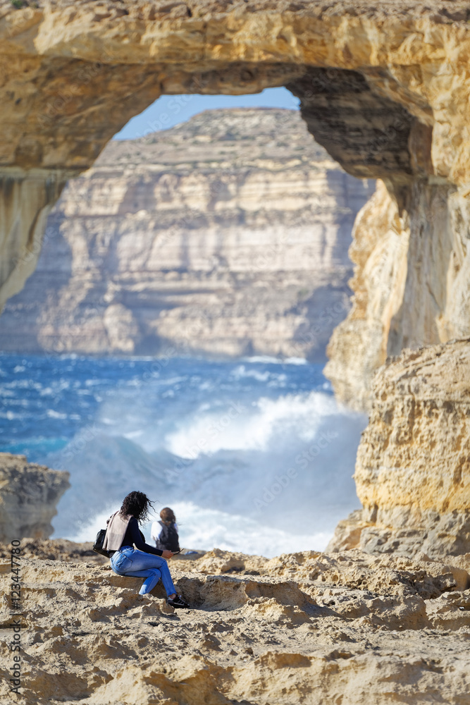 Obraz premium Looking the Azur Window, Gozo, Malta