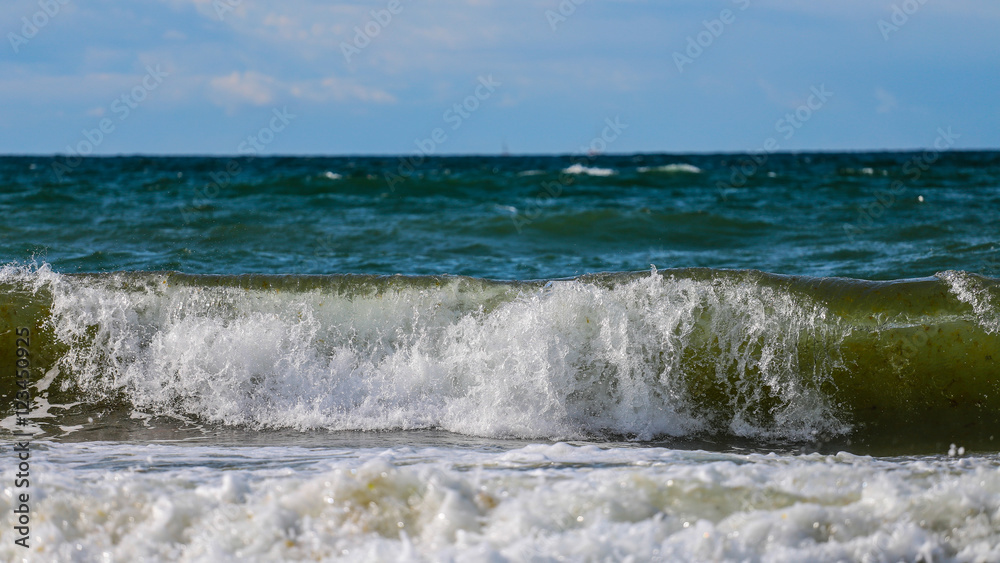 Fototapeta premium Wellen und Gischt amOstseestrand