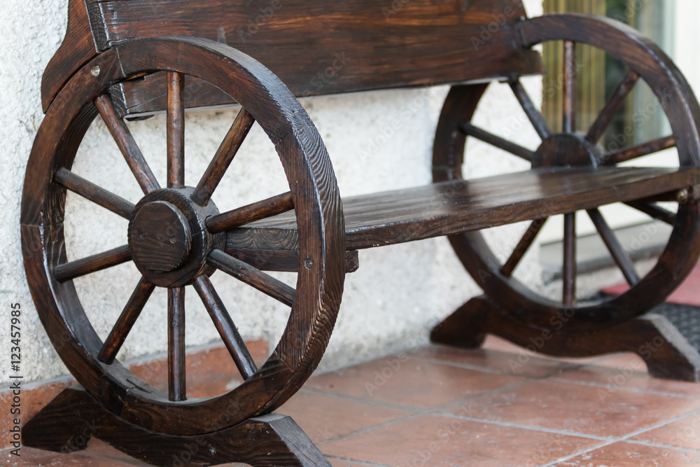 La panchina in legno con le ruote del carretto
