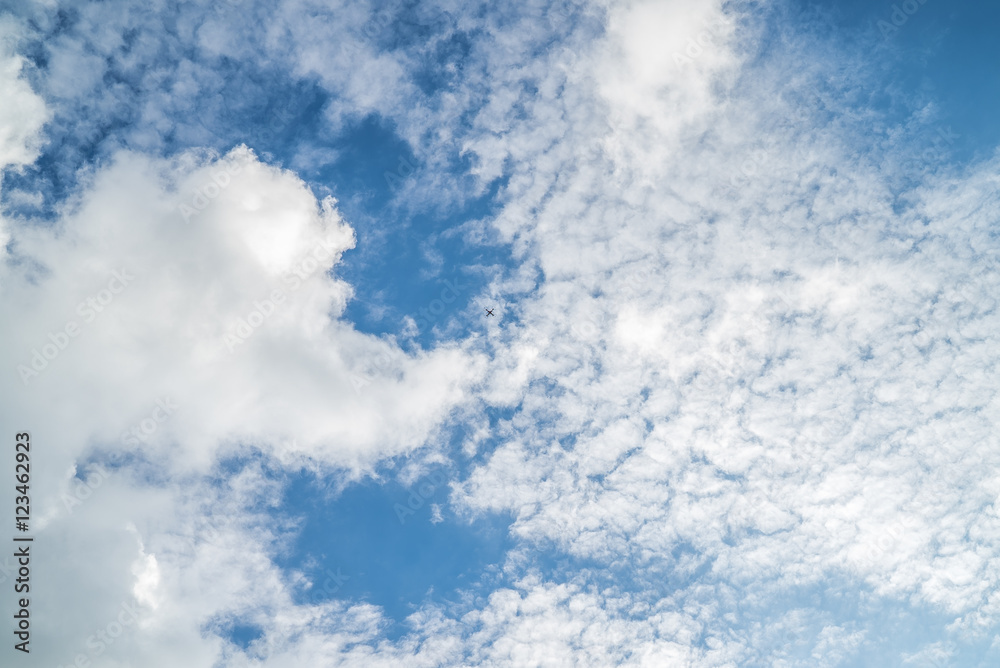 Wolkenhimmel mit einem kleinen Quadrocopter ganz weit oben Wolkenhimmel mit einem kleinen Quadrocopter ganz weit oben