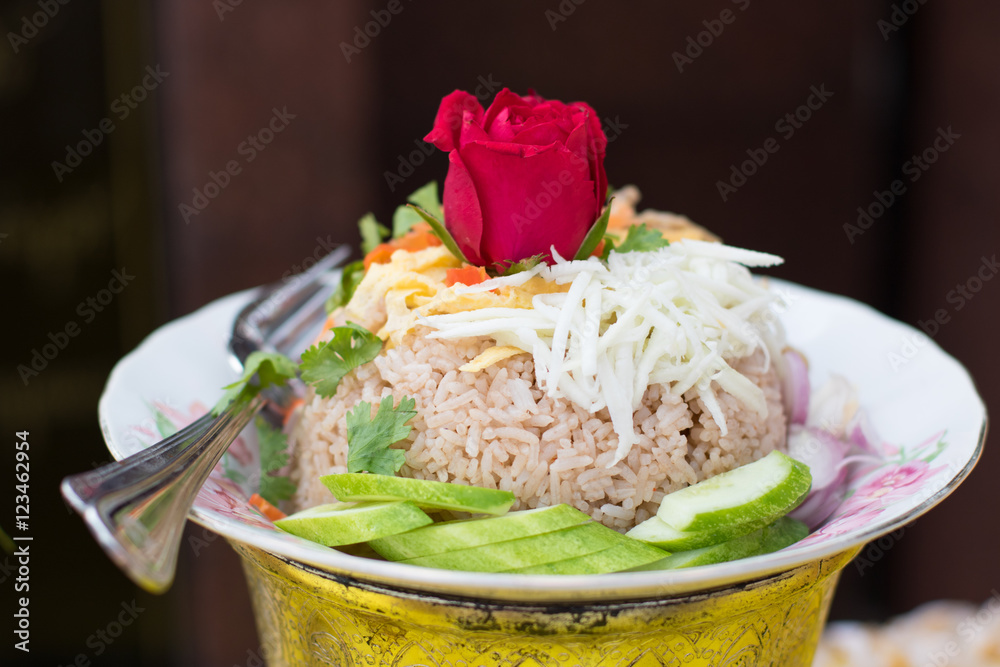 Kao Cluk Ka Pi Mixed Cooked Rice with Shrimp Paste Sauce on white round dish - obrazy, fototapety, plakaty 