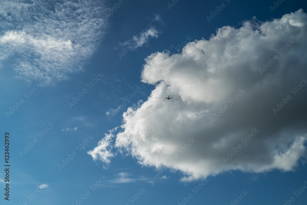Fototapeta premium Schäfchenwolke mit einem Quadrocopter