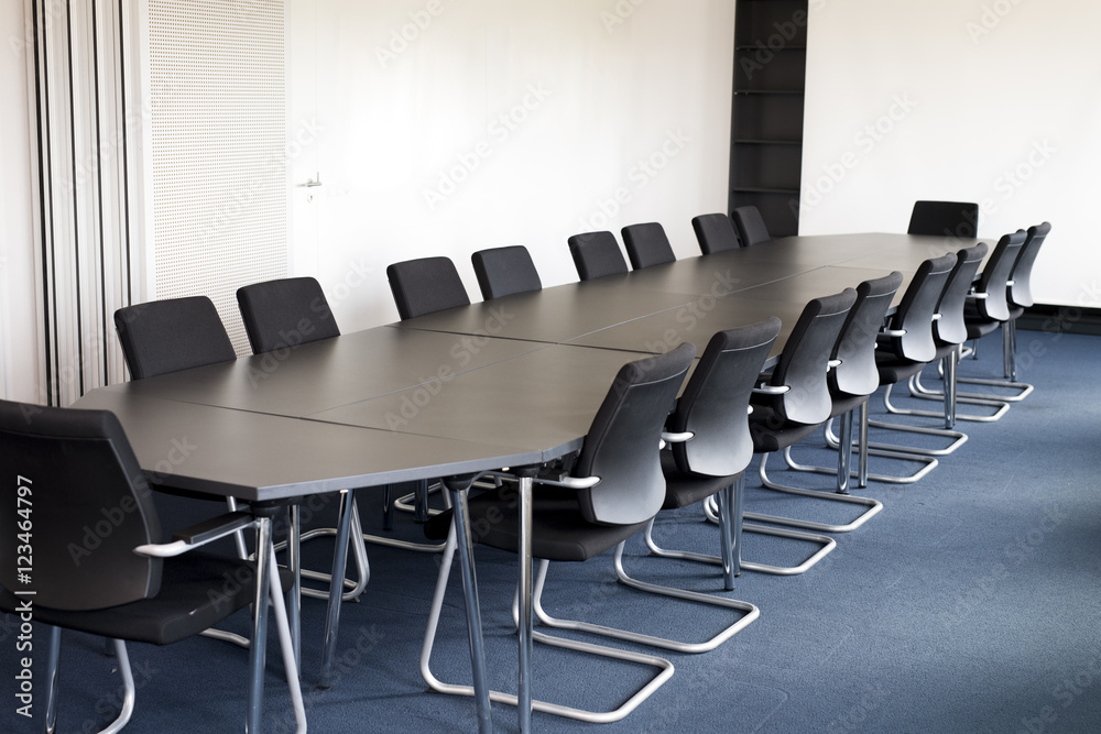 Fototapeta premium Konferenzraum mit langem Tisch und Stühlen