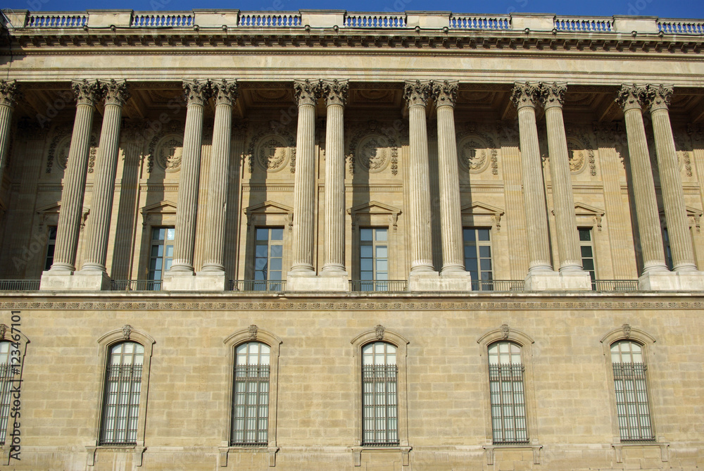 Colonnade de Perrault au Palais du Louvre à Paris, France