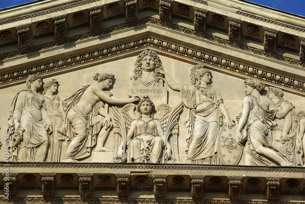 Fototapeta premium Bas-relief de la façade du palais du Louvre à Paris, France