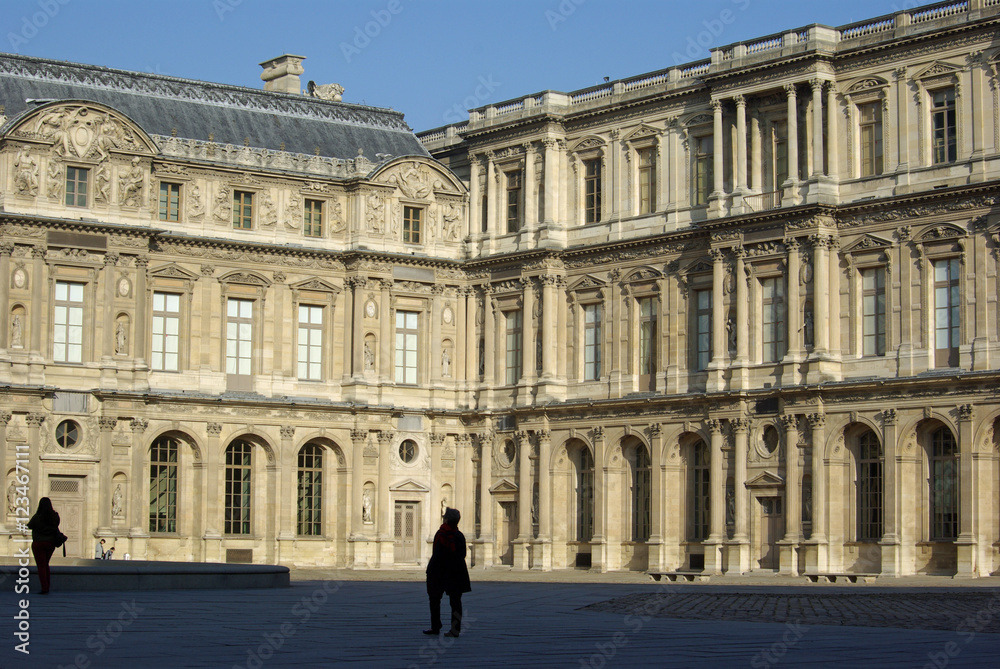 Cour Carrée du Louvre au lever du soleil à Paris, France