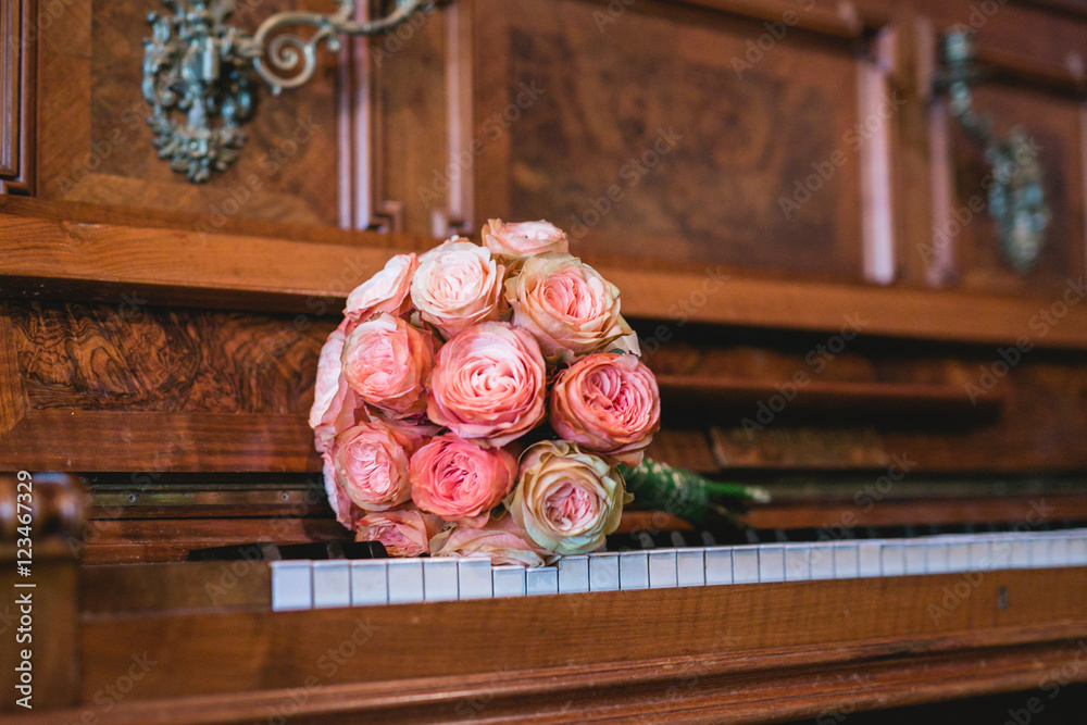 Obraz premium Brautstrauß auf Vintage-Klavier