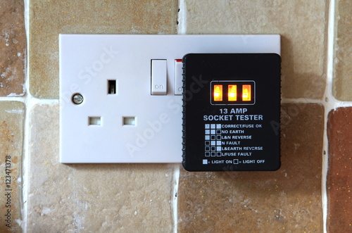 UK 13 AMP Socket tester showing plug working correctly