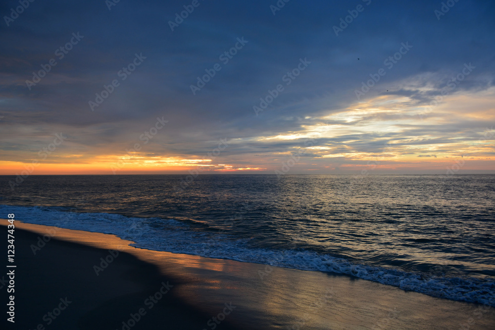 Naklejka premium Spectacular Summer Sunrise at the Beach