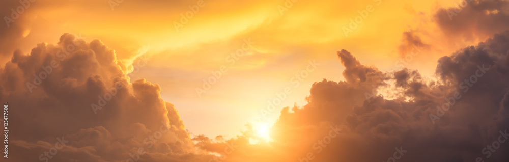 Obraz premium dramatyczne chmury na wieczornym niebie, panorama