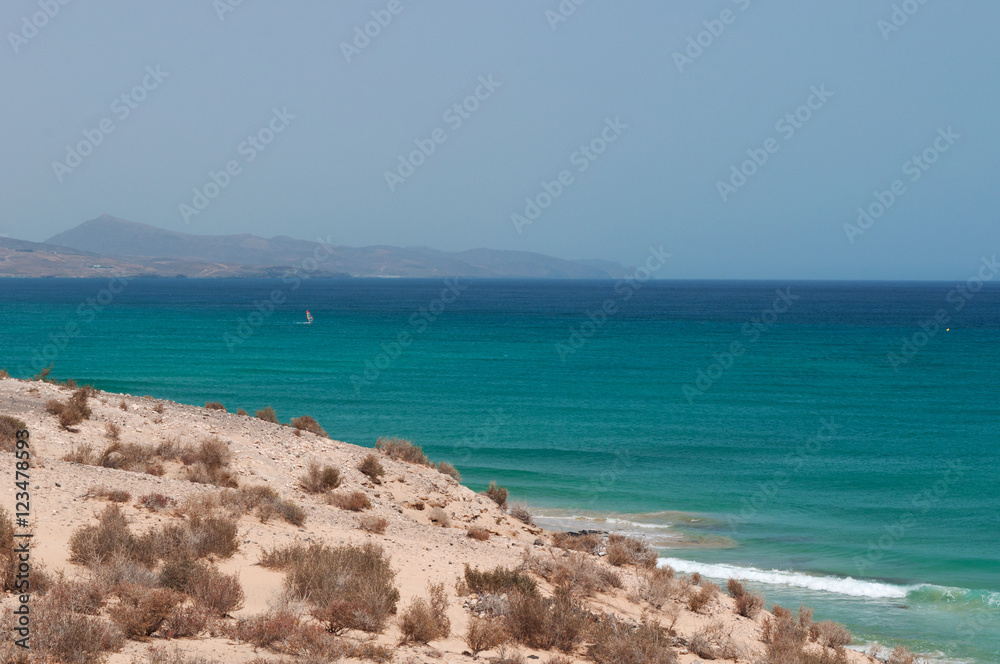 Fuerteventura, Isole Canarie: uno scorcio della spiaggia di Sotavento, una delle più famose dell'isola per il windsurf e il kitesurf, il 30 agosto 2016