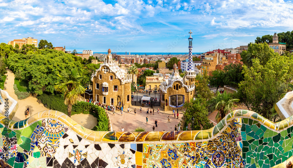Naklejka premium Park Guell w Barcelonie, Hiszpania