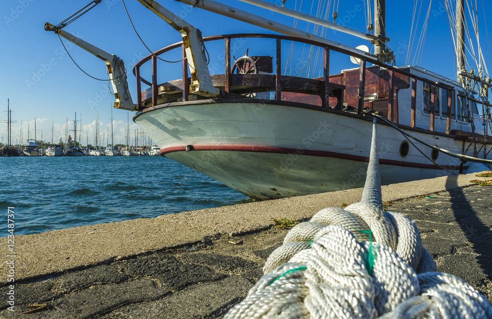 Obraz premium vieux voilier à quai