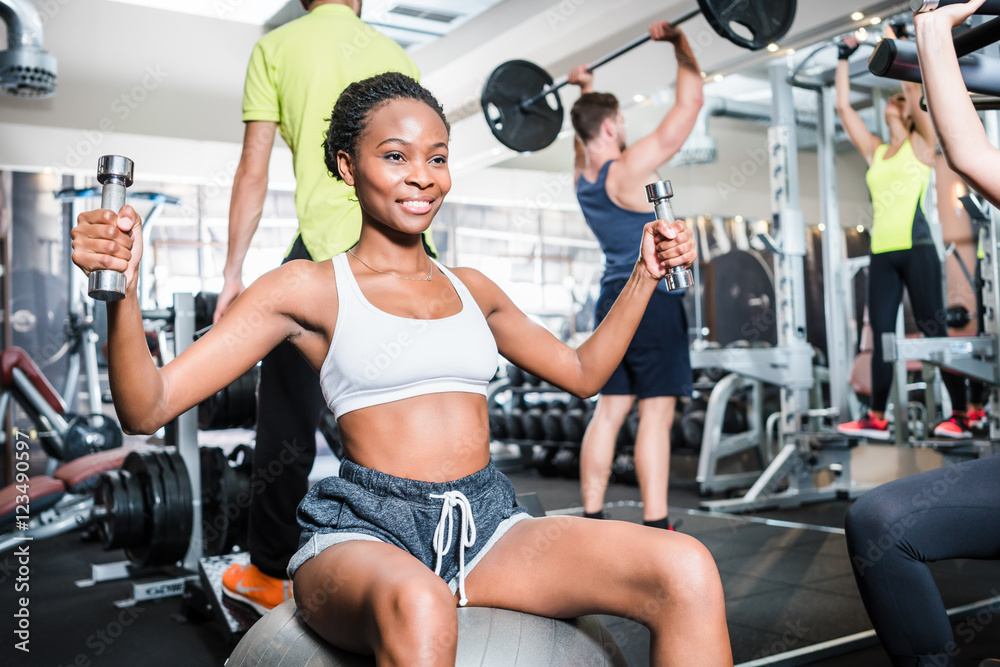 Frauen und Männer haben Spaß beim Sport und Fitness im Fitnessstudio Frauen und Männer haben Spaß beim Sport und Fitness im Fitnessstudio