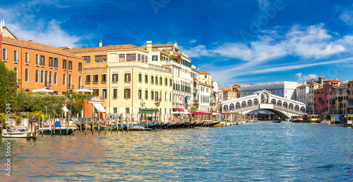 Gondola at the Rialto bridge in Venice © Sergii Figurnyi