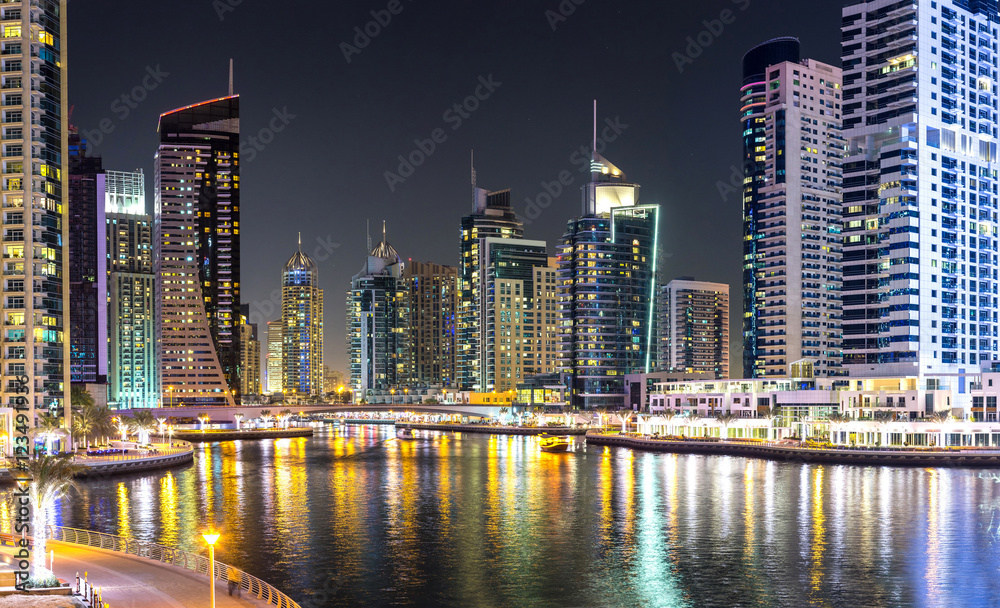 Obraz premium Panorama mariny w Dubaju