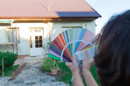 Fotografie Choosing a new color of the facade.