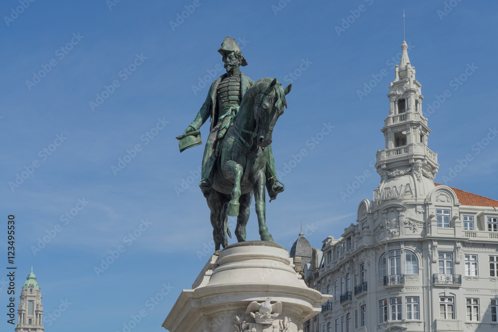 Reiterdenkmal auf dem Platz der Freiheit in Porto mit historischen Gebäuden im Hintergrund