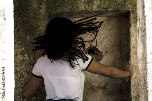 Divertida sesión con modelo adolescente en un antiguo convento abandonado. photo