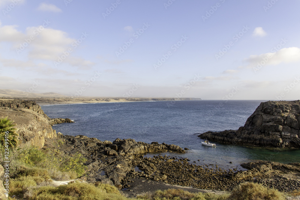 Boot verlässt Hafen in der Bucht von El Cotillo, Fuerteventura, Boot verlässt Hafen in der Bucht von El Cotillo, Fuerteventura,