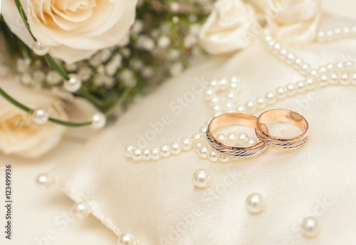 Valokuva Wedding rings on satin pillow